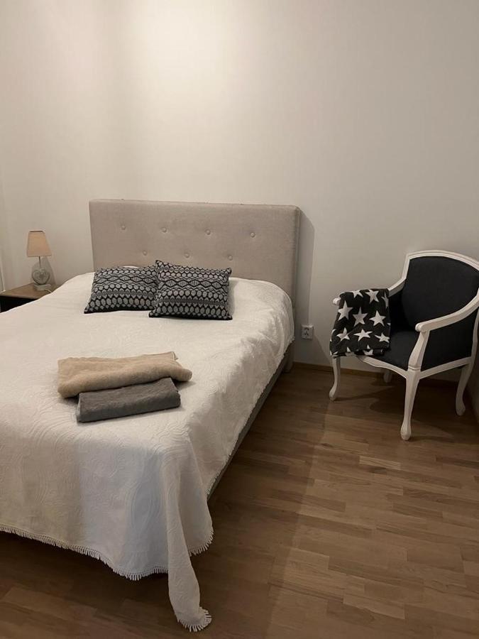 Modern One Bedroom City Apartment Nearby Airport 반타 외부 사진